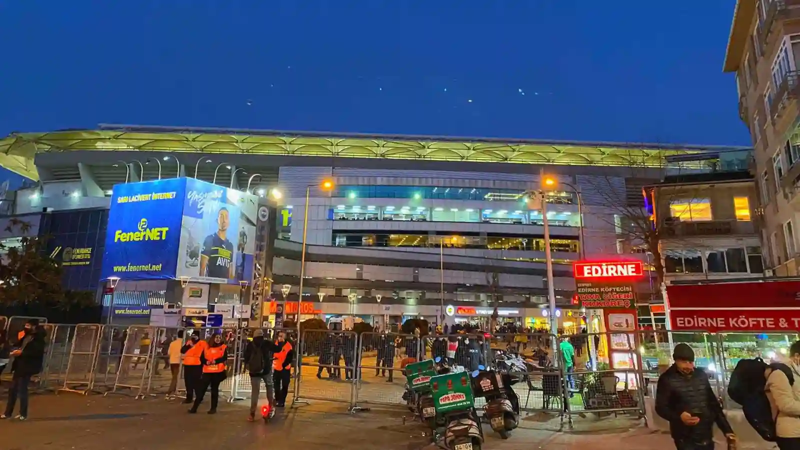 Kadıköyde Fenerbahçe stadyumunun gece görünümü
