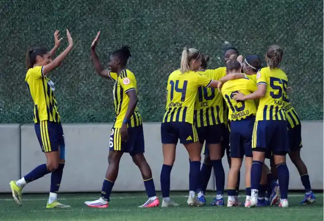 Fenerbahçe arsaVev kadın futbolcuları Beşiktaş deplasmanındaki golün ardından sevinirken