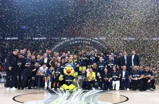 Fenerbahçe Tarfin basketbol takımı Sinan Erdem Spor Salonu’nda Cumhurbaşkanlığı Kupası ile kutlama yapıyor