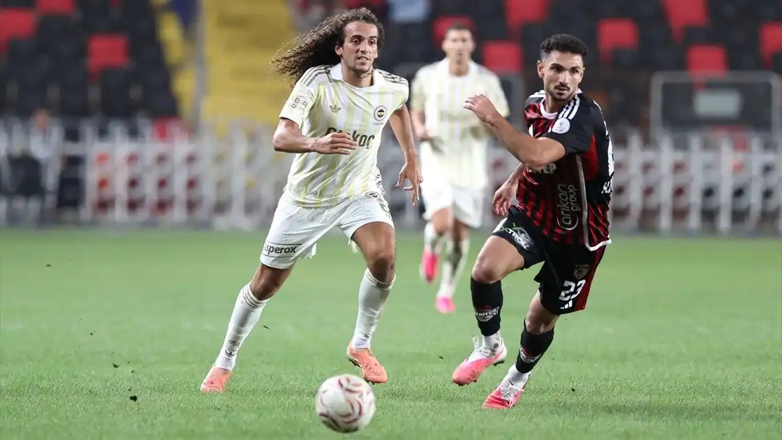 Gaziantep FK ile Fenerbahçe arasındaki Süper Lig maçından saha içi kare